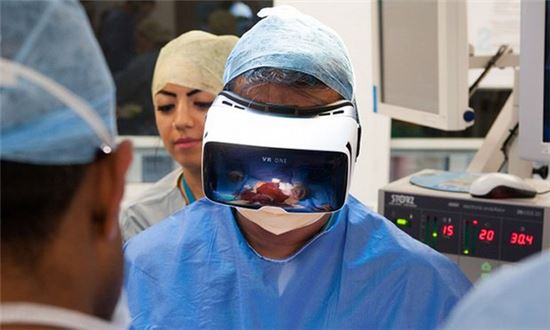 수술 상황이 가상현실(VR)로 생중계된다