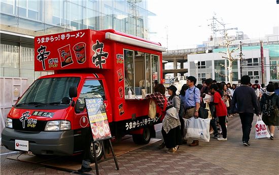 일본 전역을 누비며 시식행사를 펼치는 신라면 키친카