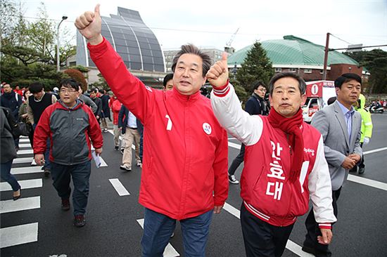 김무성 “새누리 과반의석 중대 위기… 지지자들 적극적이지 않아”