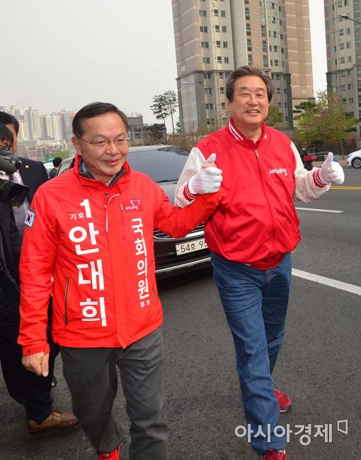 [포토]지원유세 나선 김무성 대표 