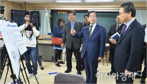 [포토]박원순 시장, 투표소 설치 현황 점검