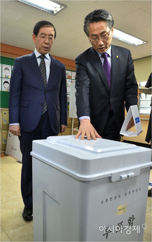 [포토]투표함 점검하는 박원순 시장