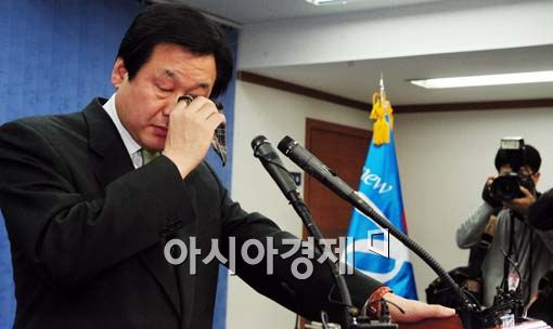 김무성 대표는 2008년 총선을 앞두고 당의 공천학살에 스스로 탈당을 선언했다. 당시 탈당기자회견 도중 눈물을 훔치는 김무성 대표.  