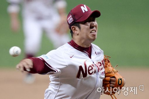 [포토]역투하는 넥센 선발 신재영