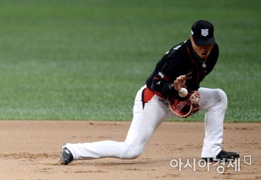 [포토]김상현, '아슬아슬 수비'