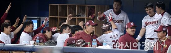 [포토]이택근, '마수걸이 홈런 터졌어'