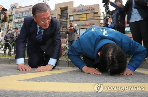 문재인, 길바닥서 절하며 ‘호남 달래기’… 국민의당 단호히 비판