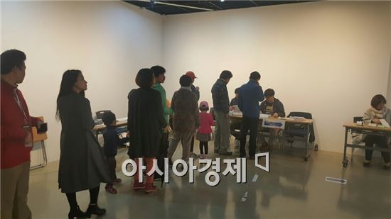 13일 오전 서울 종로구 혜화동 동성고등학교에 마련된 혜화동 제3투표소에서 사람들이 투표를 하기 위해 기다리고 있다.