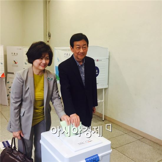용산구에 출마한 진영 더불어민주당 후보가 한강로동 제1투표소에서 부인과 함께 투표 후 투표함에 표를 넣고 있다.