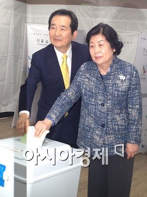 13일 오전 9시 서울 종로구 숭인동 숭인1동주민센터에서 정세균 후보와 부인 최혜경씨가 투표에 참가하고 있다.