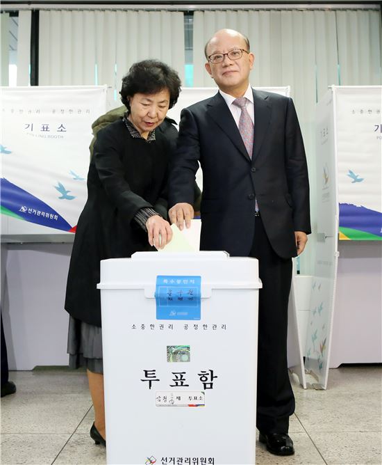 [20대총선] 헌법재판소장 "절대로 투표 포기하지 않기를"  