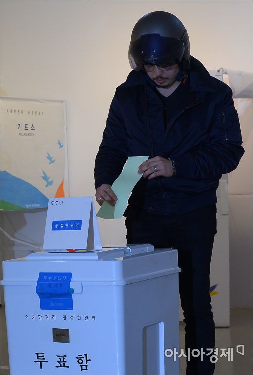 [포토]헬멧쓰고 투표
