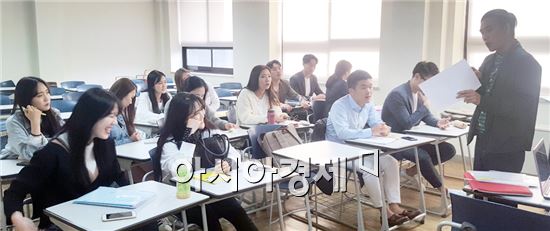 호남대학교 한국형복합리조트인재양성사업단(단장 김진강)은  11일  상하관 사업단 연회실습실에서 KIR 글로벌 리더 프로그램 일환으로 영어 교육을 실시했다.  
