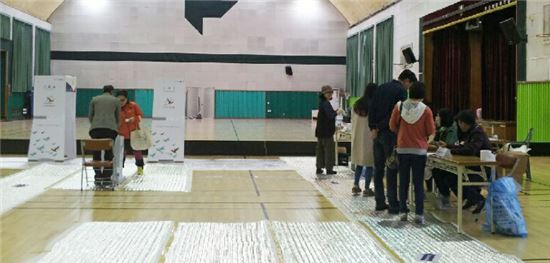 제20대 총선이 치러지는 13일 오전 8시께 전남 화순의 재12투표소 제일중학교의 경우에는 유권자들의 발길이 뜸했다.