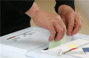 13일 서울 종로구 가회동 투표소가 마련된 재동초등학교에서 시민이 투표하고 있다.(사진=연합뉴스)