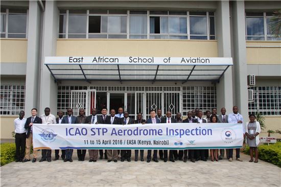 지난 11일 케나 나이로비 동아프리카 항공교육센터(EASA)에서 시행된 비행장 검사 과정 입교식에 참석한 교육생과 인천공항공사의 강사진, 케냐 민항공청 관계자들이 기념촬영을 하고 있다.
