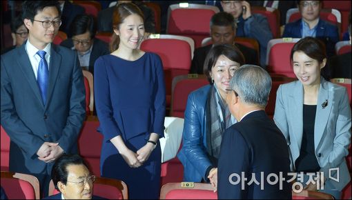 [포토]비례대표 후보들과 인사하는 김종인