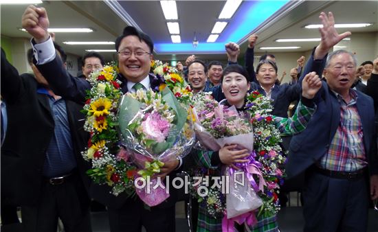 국민의당 송기석 광주 서구갑 후보가 당선이 확정되자 부인 임미란씨(광주대 교수)와 당직자, 지지자들이 환호하고 있다. 