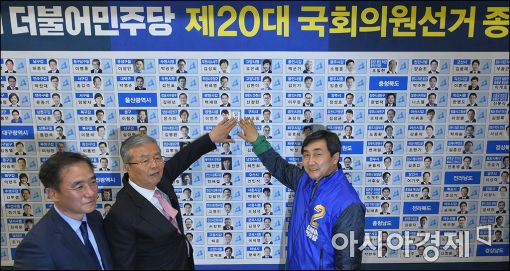 [포토]당선자스티커 붙히는 김종인