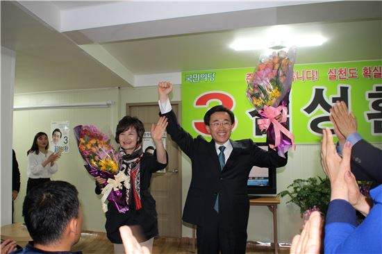 제20대 총선과 함께 치러진 광주광역시 동구청장 재선거에서 국민의당 김성환 후보가 당선됐다.