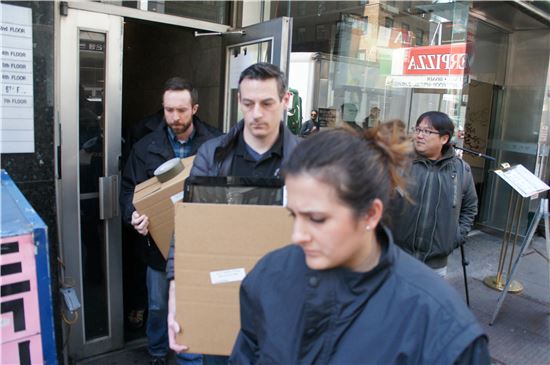 13일(현지시간) 미국 수사당국이 뉴욕주 맨하탄의 한 불법 마사지업소를 압수수색했다. 