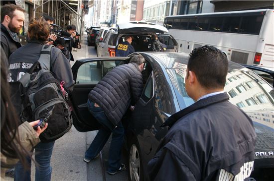 13일(현지시간) 미국 수사당국이 뉴욕주 맨하탄의 한 불법 마사지업소를 압수수색했다. 압수수색한 물품을 차에 싣는 모습.