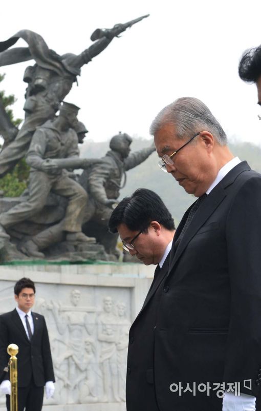 [포토]묵념하는 김종인 더민주 대표 