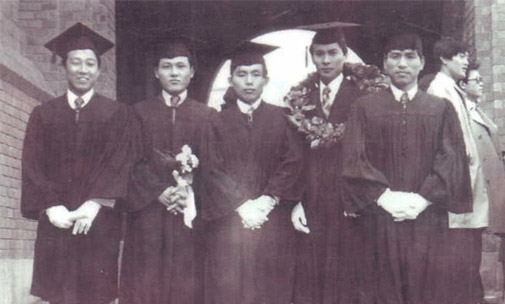 서울대학교 법과대학 졸업식 당시 이인제 후보(가운데), 사진 = 이인제 후보 공식 홈페이지