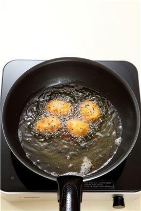 4. 튀김기름을 달구어 닭 가슴살을 넣고 바삭하게 튀겨 머스터드소스를 곁들인다.