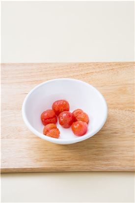 2. 방울토마토는 칼집을 내어 끓는 물에 살짝 데쳐 껍질을 벗긴다.
