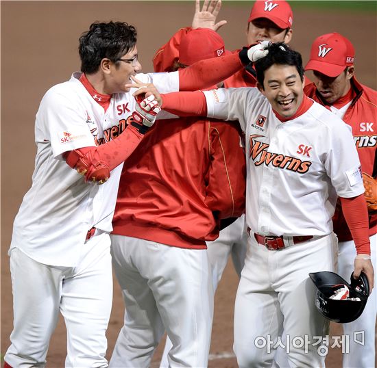 [포토]9회말 역전승 이끈 박정권과 정의윤