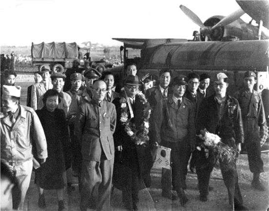 상하이 강만비행기장에 도착한 김구 주석과 환영 인파들