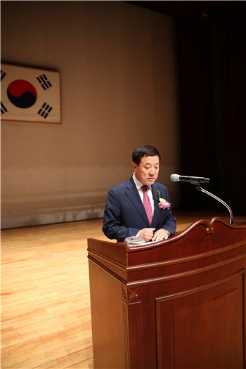 김찬영 수원시설관리공단 이사장이 취임사를 하고 있다. 
