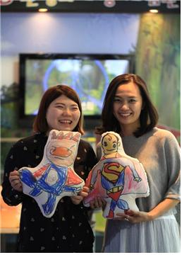 '마이 리틀 히어로전'을 기획한 김다은(왼쪽)학생과 지원을 맡은 이해옥(오른쪽) 코자자닷컴 대표가 '나만의 영웅'을 주제로 만든 히어로 인형을 들고 있다.
