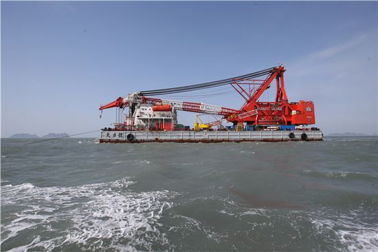지난 12일 오전 전남 진도군 세월호 침몰 해역에 중국 상하이 샐비지 바지가 인양사전 작업을 펼치기 위해 정박해 있다. (사진=연합뉴스)       