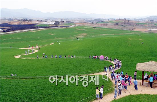 대한민국 대표 경관농업 축제로 꼽히는 ‘고창 청보리밭 축제’가 화려한 막을 올렸다. 
