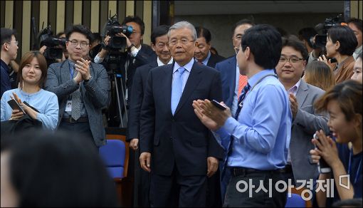 [포토]기립박수 받는 김종인 대표