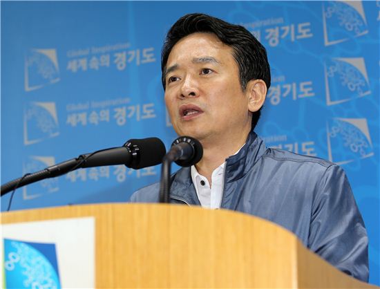 남경필 경기지사가 광역버스 예약제 관련 브리핑을 하고 있다.