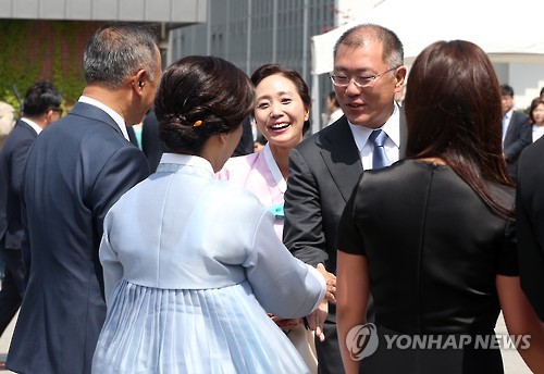 정의선 현대차 부회장(오른쪽 두번째)이 15일 서울 명동성당에서 열린 조카 선동욱 씨의 결혼식에 참석하고 있다. 사진= 연합뉴스.  