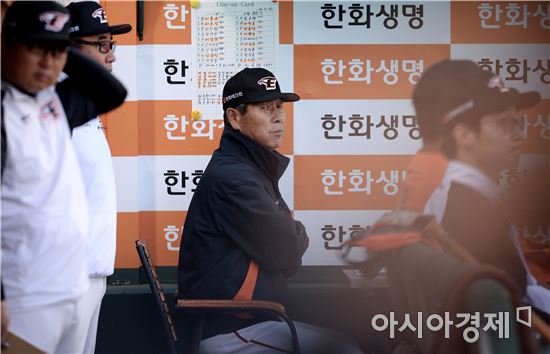 [포토]경기 지켜보는 한화 김성근 감독