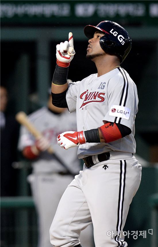 [포토]홈런 세리머니하는 히메네스