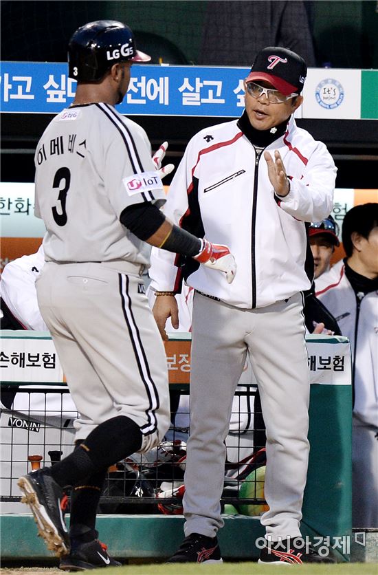 [포토]양상문 감독, '히메네스 홈런 좋았어!'