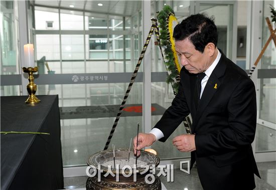 윤장현 광주광역시장은 16일 오전 8시 시청1층  합동분향소에서 시 간부들과 세월호 참사 제2주기 합동분향했다.


