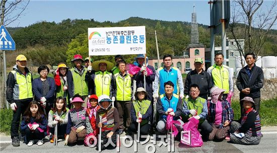 한국농어촌공사 곡성지사(지사장 장경문)는 15일겸면 운교리 죽산마을 앞 하천주변에서 ‘농촌 클린 운동’을 실시했다.
