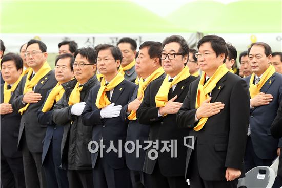 [포토]세월호 사고 2주기 추모행사에 참석한 정치권과 기관장들
