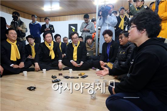 [포토]세월호  미수습자 가족들과 대화하고있는 김영석 해양수산부 장관