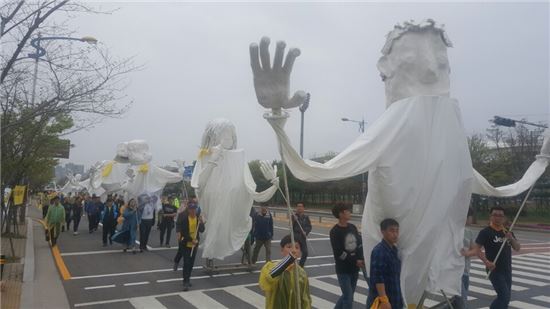 ▲16일 경기도 안산에서 열린 '416걷기 진실을 향한 걸음' 참가자들이 인형탈과 꽃만장을 들고 행진을 하고 있다.