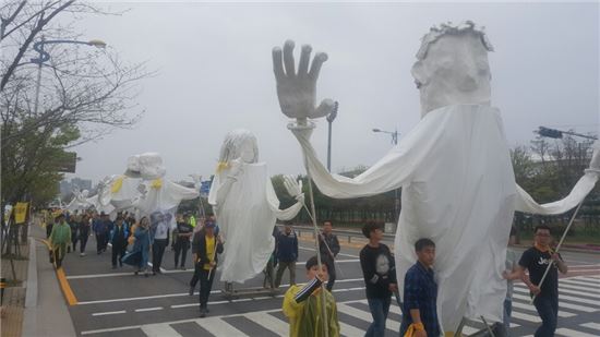 [세월호 2주기]"오늘 비는 아이들의 눈물"…안산 추모제 마무리 (종합)