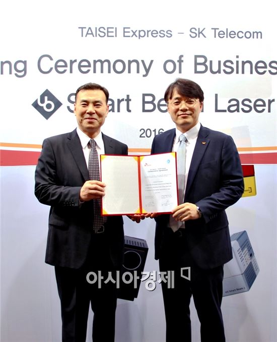 SK텔레콤 김성한 Device기획본부장(오른쪽)과 일본 타이세이사 황경호 대표(왼쪽)가 UO스마트빔레이저 일본 수출 계약을 체결하고 있다.