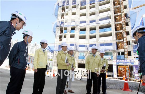 송광운 광주시 북구청장은 15일 국민안전의 날(4.16)을 맞아 본격적인 장마철을 대비해 풍수해 방지와 안전사고 예방을 위해 용봉동의 한국아델리움아파트 신축공사 현장을 방문, 관계자들을 격려하고 안전관리 실태에 대해 점검활동을 펼쳤다. 사진제공=광주시 북구